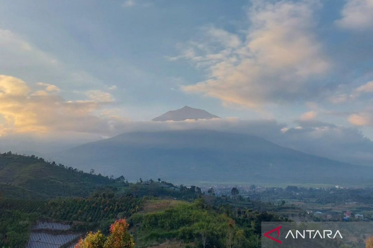 Pesona keindahan alam lima gunung berapi tertinggi di Indonesia